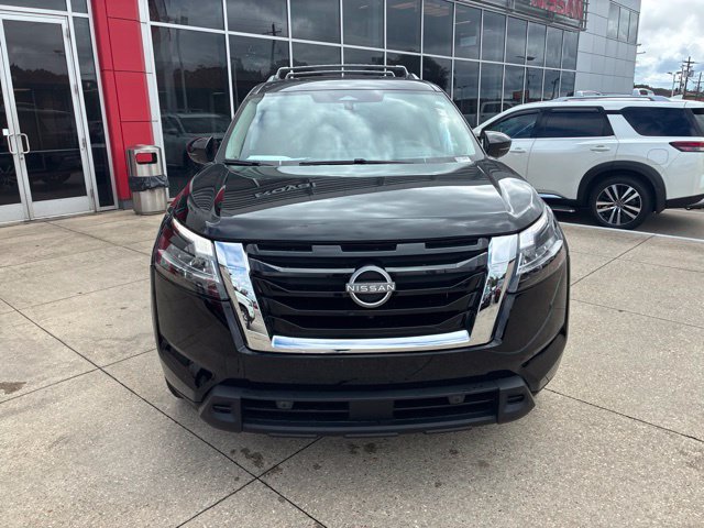 Used 2024 Nissan Pathfinder Platinum FWD image 2
