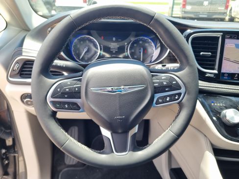 Used 2022 Chrysler Pacifica Limited AWD/4WD image 24