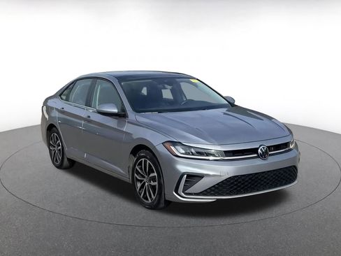 Used 2025 Volkswagen Jetta SE image 2