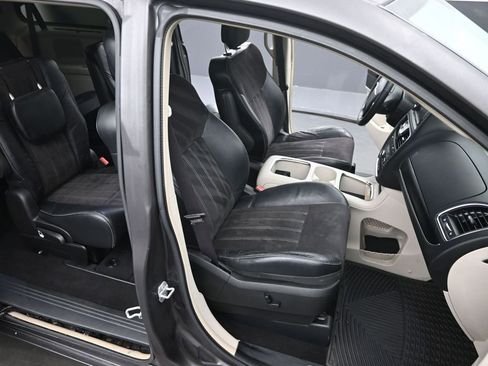 Used 2015 Chrysler Town & Country Limited image 19