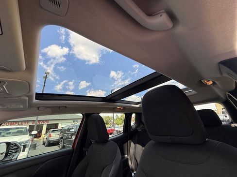 Used 2019 Jeep Renegade Altitude w/ UConnect 8.4 Nav Group FWD image 18
