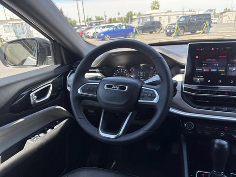 Used 2025 Jeep Compass Limited AWD/4WD image 34