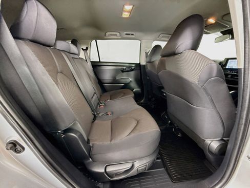Used 2023 Toyota Highlander LE AWD/4WD image 28