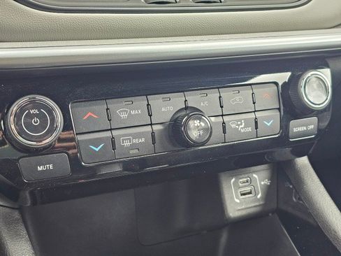 Certified 2025 Jeep Compass Limited AWD/4WD image 34
