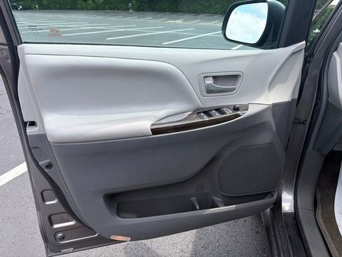 Used 2017 Toyota Sienna XLE Premium FWD image 18
