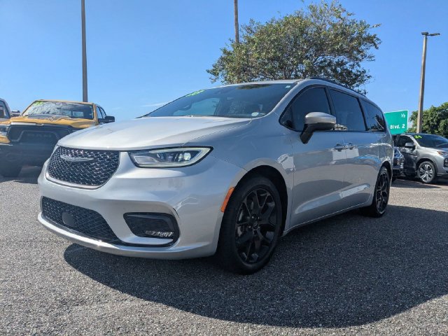 Used 2023 Chrysler Pacifica Touring-L w/ S Appearance Package FWD image 8