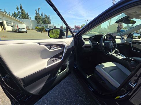 Used 2025 Toyota RAV4 Limited w/ Advanced Technology Package AWD/4WD image 20