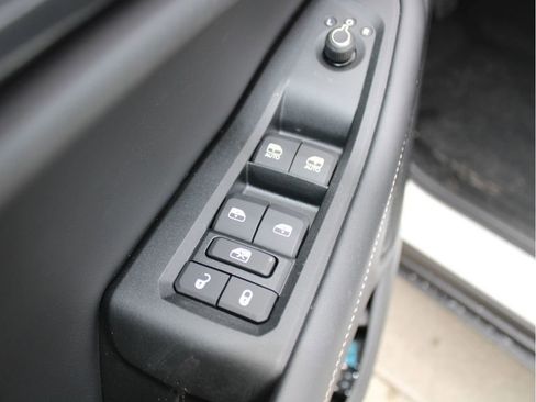 New 2025 Jeep Grand Cherokee Altitude image 10