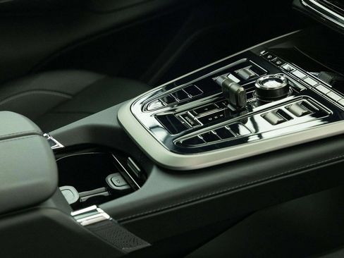 New 2026 Aston Martin DBX 707 image 33