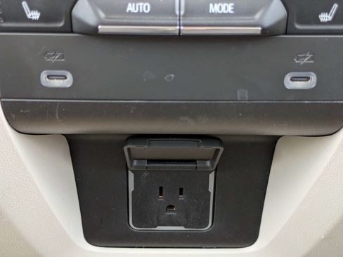Used 2022 GMC Yukon XL Denali RWD image 12