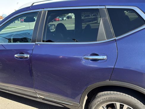 Used 2018 Nissan Rogue SL image 1