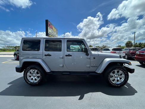 Used 2017 Jeep Wrangler Unlimited Sahara w/ Connectivity Group AWD/4WD image 4
