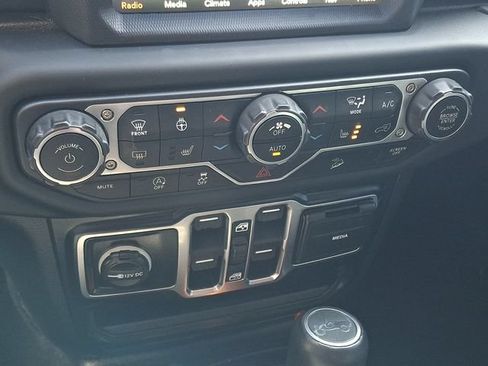 Used 2019 Jeep Wrangler Unlimited Sahara w/ Uconnect 4C Nav & Sound Group AWD/4WD image 15