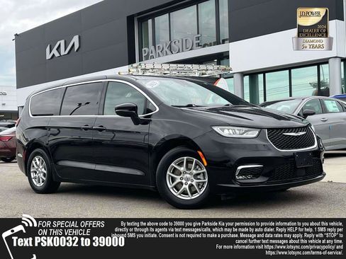 Used 2025 Chrysler Pacifica Select FWD image 1