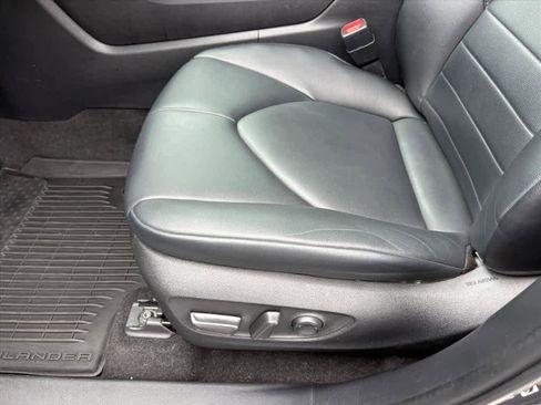 Used 2023 Toyota Highlander XLE FWD image 22