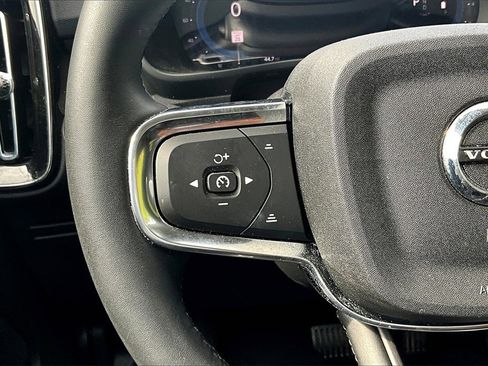 Used 2023 Volvo XC40 B5 Plus image 17