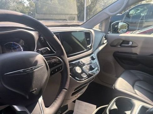 Used 2024 Chrysler Pacifica Limited FWD image 4