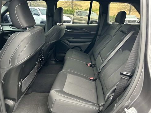 Used 2024 Jeep Grand Cherokee Laredo X image 19