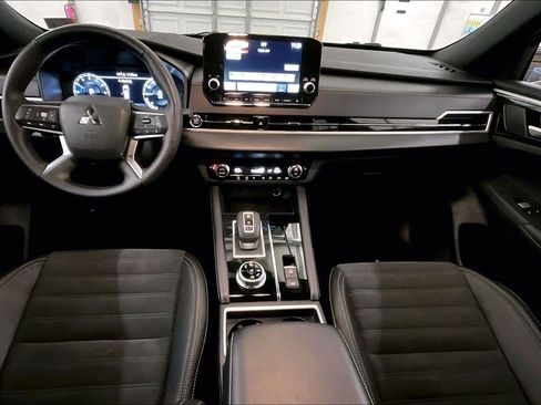 Used 2023 Mitsubishi Outlander SE Black Edition image 14