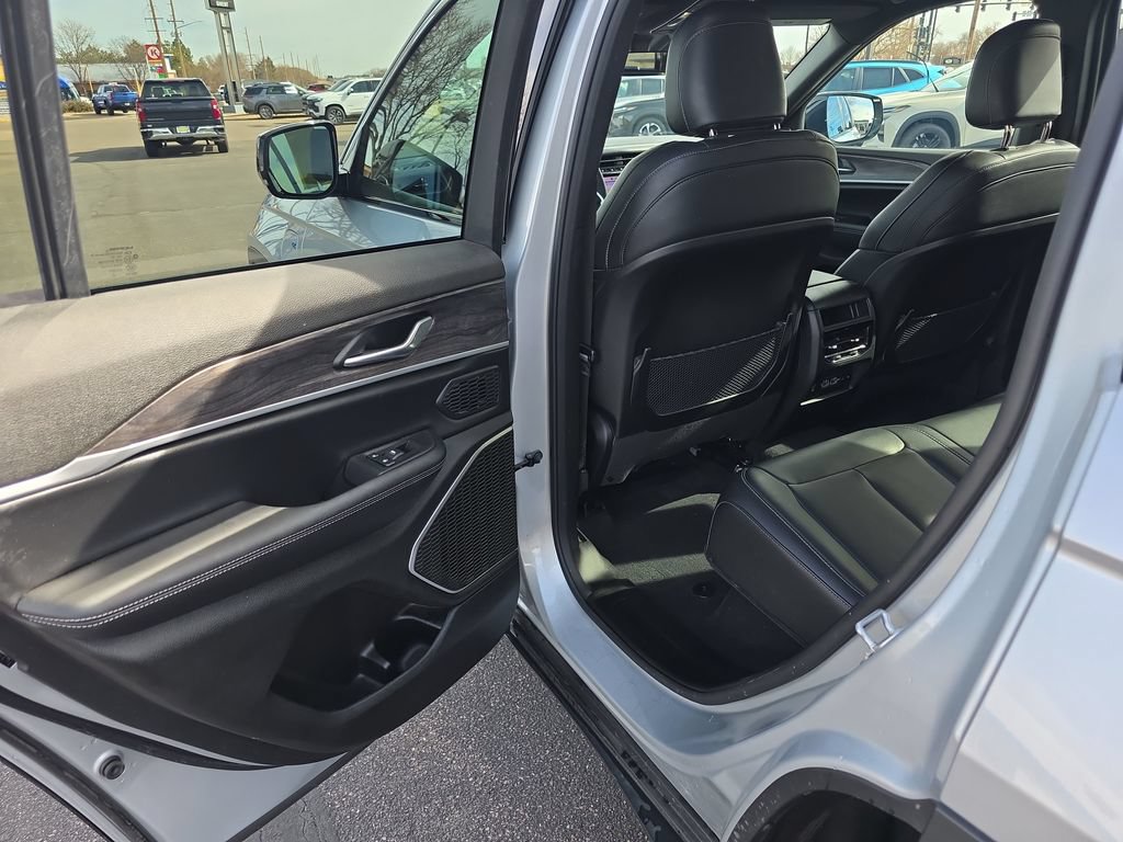 Used 2025 Jeep Grand Cherokee Limited 4xe w/ Trailer Tow Package AWD/4WD image 43