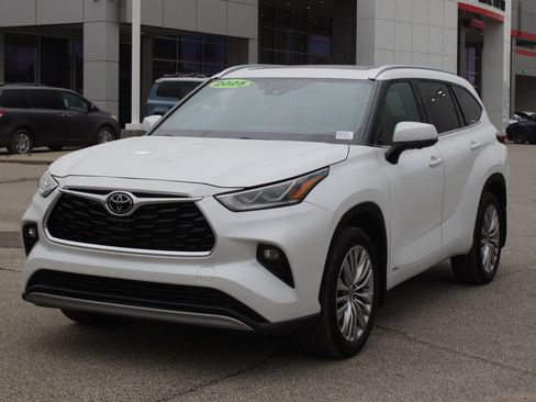 Used 2025 Toyota Highlander Platinum image 2