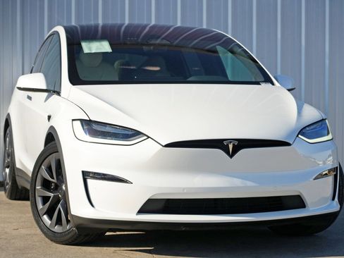 Used 2023 Tesla Model X Standard Range image 4