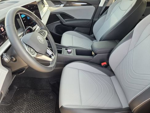 New 2026 Volkswagen Tiguan SE FWD image 11