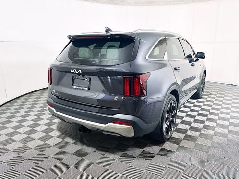 Used 2025 Kia Sorento EX w/ Panoramic Sunroof Package FWD image 3