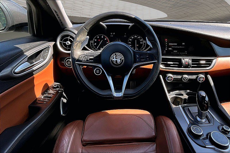 Used 2018 Alfa Romeo Giulia Ti Sport w/ Quick Order Package 22U Sport RWD image 4
