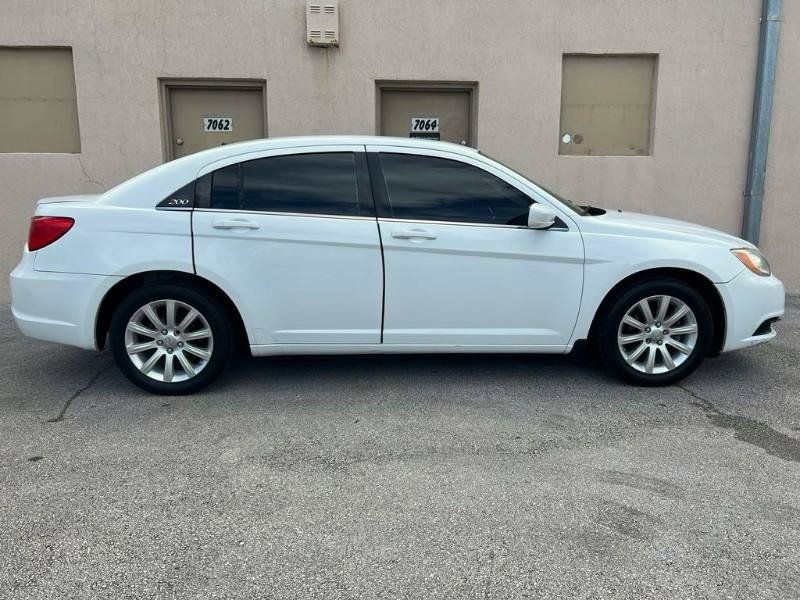 Used 2011 Chrysler 200 Touring FWD image 14