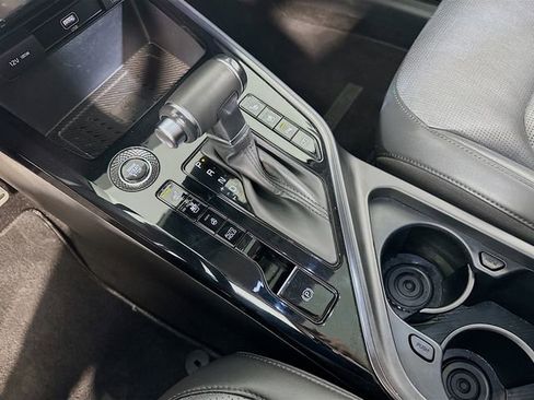 Used 2023 Kia Niro SX Touring image 22