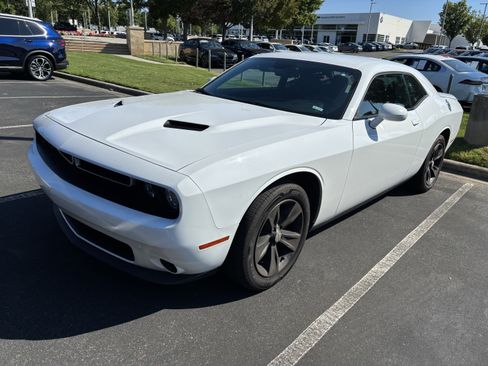 Used 2020 Dodge Challenger SXT RWD image 5