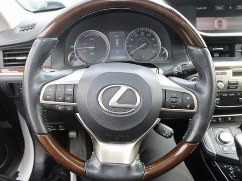 Used 2016 Lexus ES 300h w/ Navigation System Package image 16