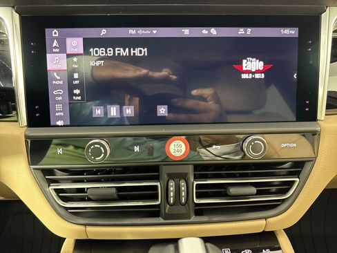 Certified 2025 Porsche Macan image 24