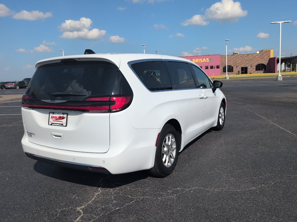Used 2024 Chrysler Pacifica Touring-L FWD image 7