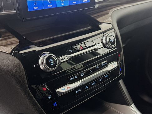 Used 2024 Ford Explorer Limited image 24