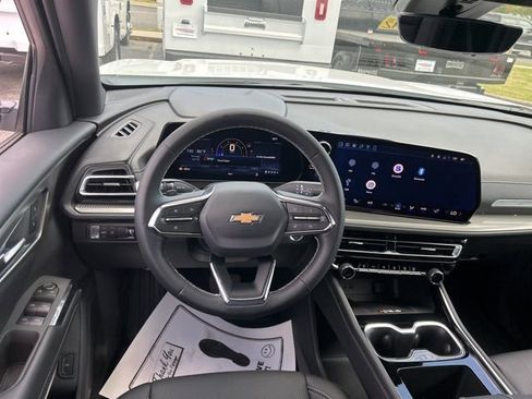 New 2026 Chevrolet Traverse LT w/ Sun and Wheel Package FWD image 28