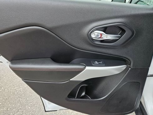 Used 2018 Jeep Cherokee Trailhawk AWD/4WD image 15