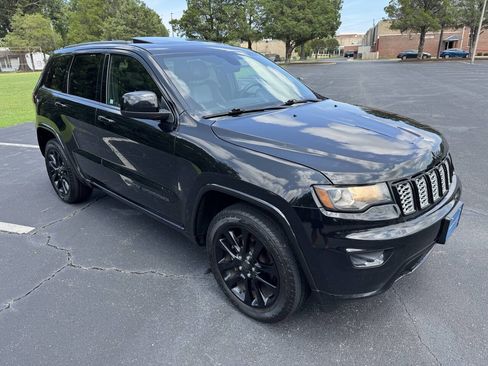 Used 2017 Jeep Grand Cherokee Altitude RWD image 5