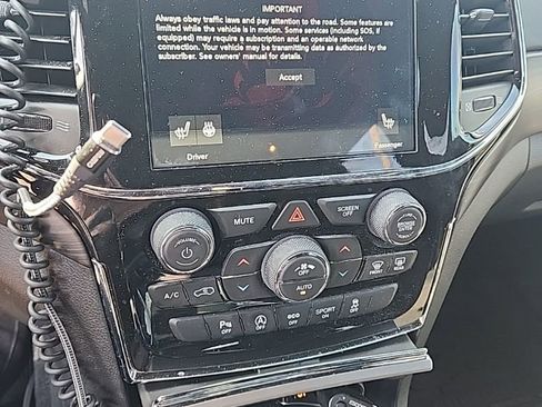 Used 2021 Jeep Grand Cherokee Laredo X image 5