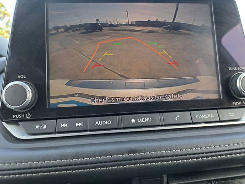 Used 2024 Nissan Rogue SV w/ SV Premium Package image 11