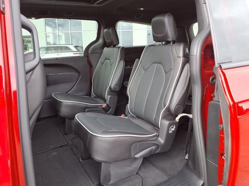New 2026 Chrysler Pacifica Limited w/ S Appearance Package image 6