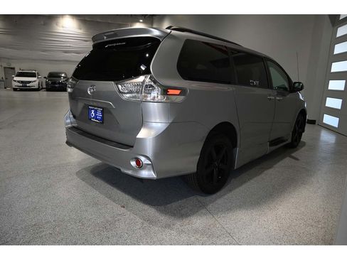 Used 2013 Toyota Sienna SE FWD image 6