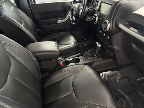 Used 2017 Jeep Wrangler Sahara w/ Connectivity Group AWD/4WD image 4