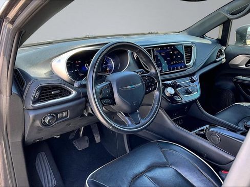 Used 2021 Chrysler Pacifica Limited w/ Uconnect Theater Family Group FWD image 4