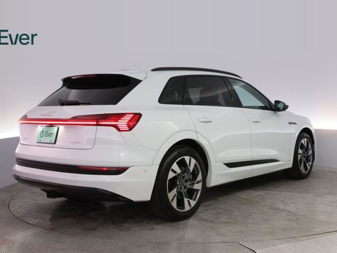 Used 2022 Audi e-tron Premium w/ Convenience Plus Package image 3