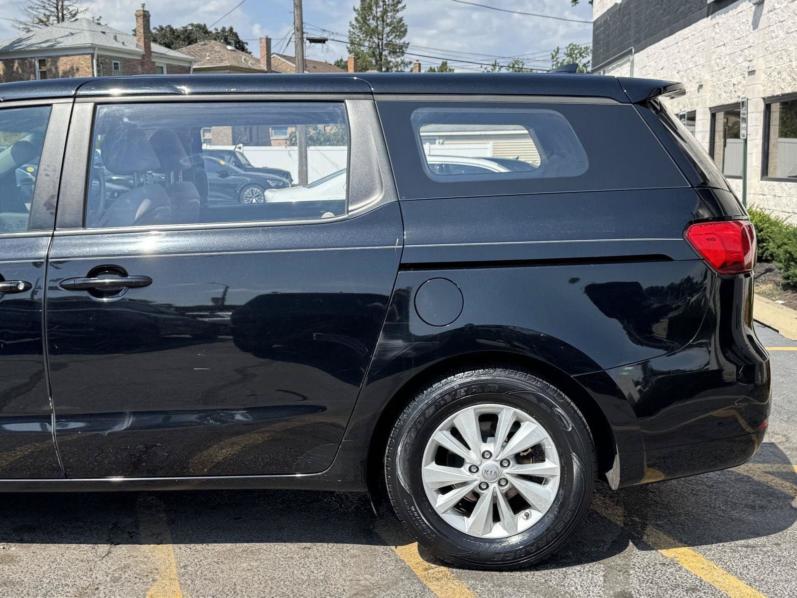 Used 2016 Kia Sedona L FWD image 3