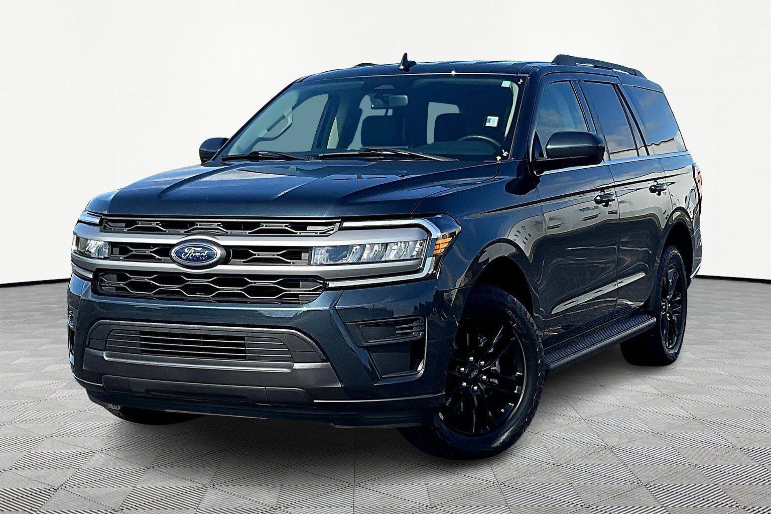 Used 2024 Ford Expedition XLT RWD image 2