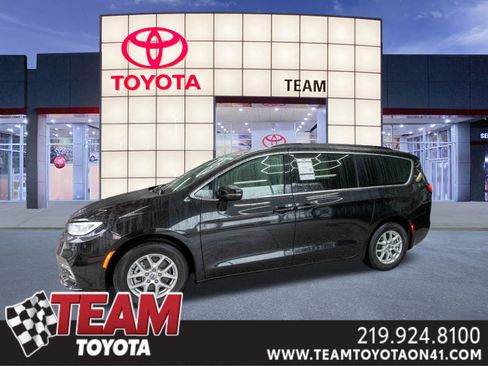 Used 2022 Chrysler Pacifica Touring-L image 1