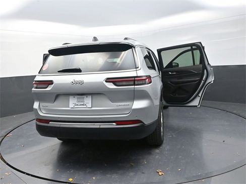 New 2025 Jeep Grand Cherokee L Laredo image 30